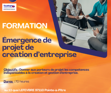 Visuel de formation KLG Caraibes intitulé "&émergence de projet de création d'entreprise". On y voit un groupe d'adultes en réunion, échangeant autour de documents et d'ordinateurs. Le design utilise des tons, orange et bleu, avec le lieu, la durée et les contacts de KLG Caraibes affichés. Cette image illustre une formation dédiée aux porteurs de projet souhaitant apprendre à créer et structurer leur future entreprise.